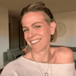 Cindy Lopez, thérapeute clairvoyante et médium à Genève, proposant des guidances et soins énergétiques pour retrouver clarté, équilibre et alignement intérieur.