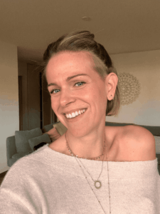 Cindy Lopez, thérapeute clairvoyante et médium à Genève, proposant des guidances, soins et accompagnements pour retrouver clarté, équilibre et alignement intérieur.